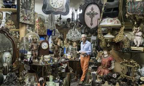''Oltre il tempo'': nella bottega di Dario duemila oggetti provenienti dal passato